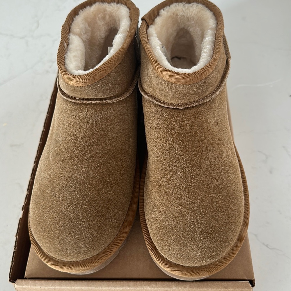 *NWT Cushionaire Fur Boots